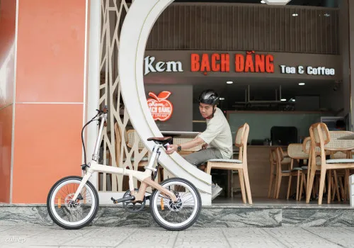 https://xedien2banh.com/image/cache/catalog/anh-viet-bai/ado-a20-carbon/xe-dap-tro-luc-dien-ado-carbon-35-500x350.webp